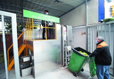 工作人员在鼓楼区郑和南路农贸市场垃圾处理站处理餐厨垃圾。